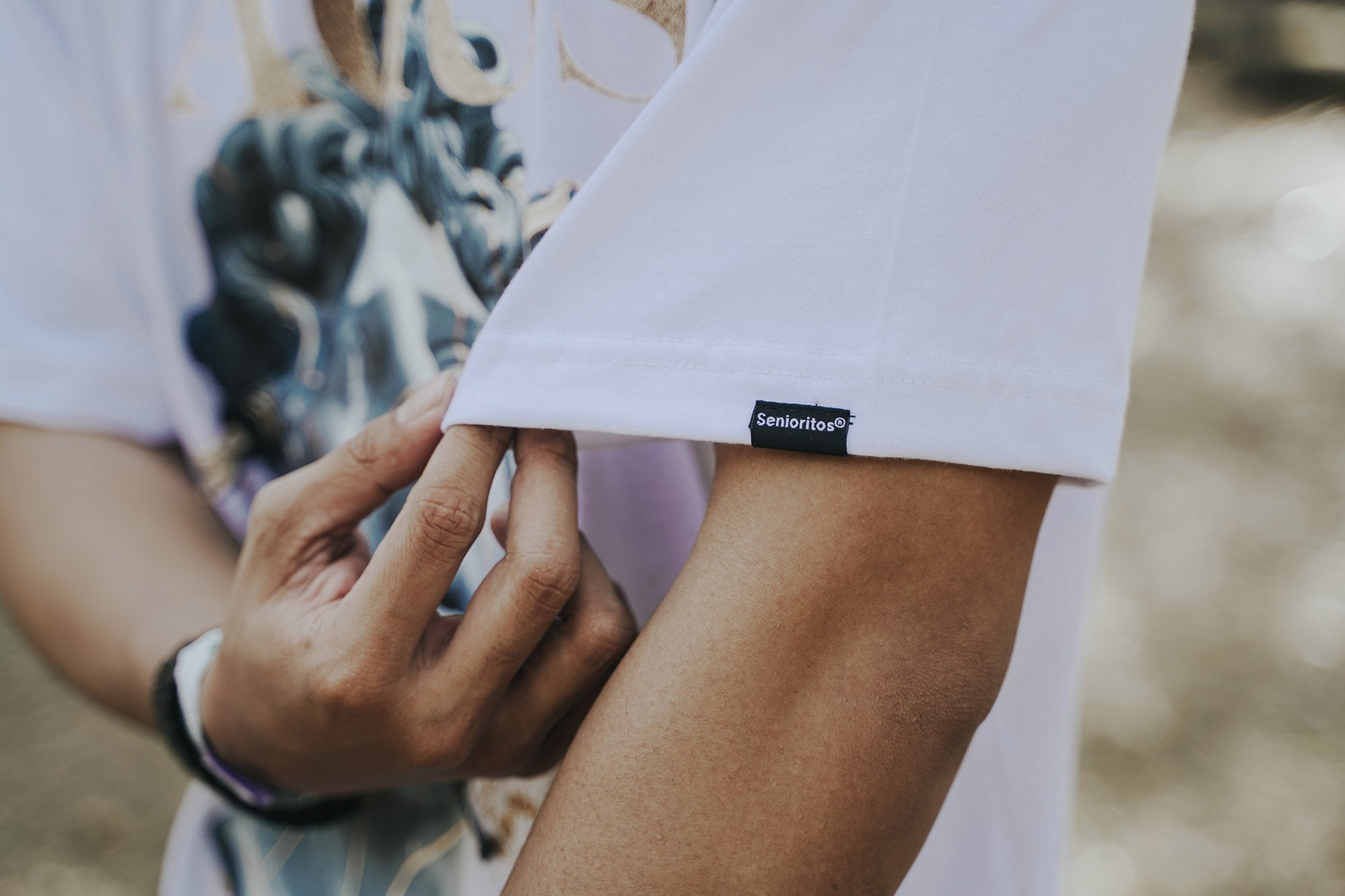 TPC TAGOS TEE | WHITE | TPCxSENIORITOS® COLLABORATION