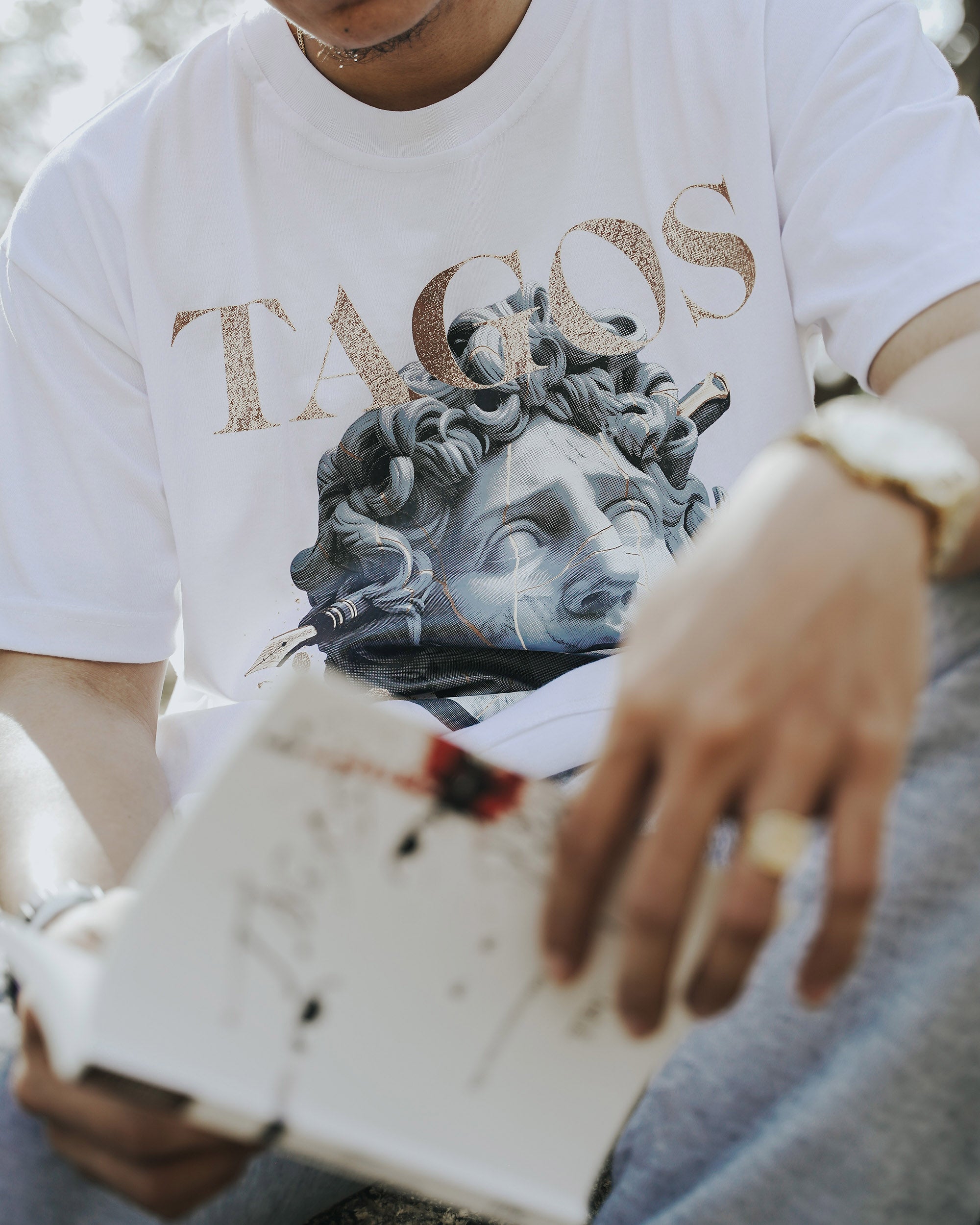 TPC TAGOS TEE | WHITE | TPCxSENIORITOS® COLLABORATION