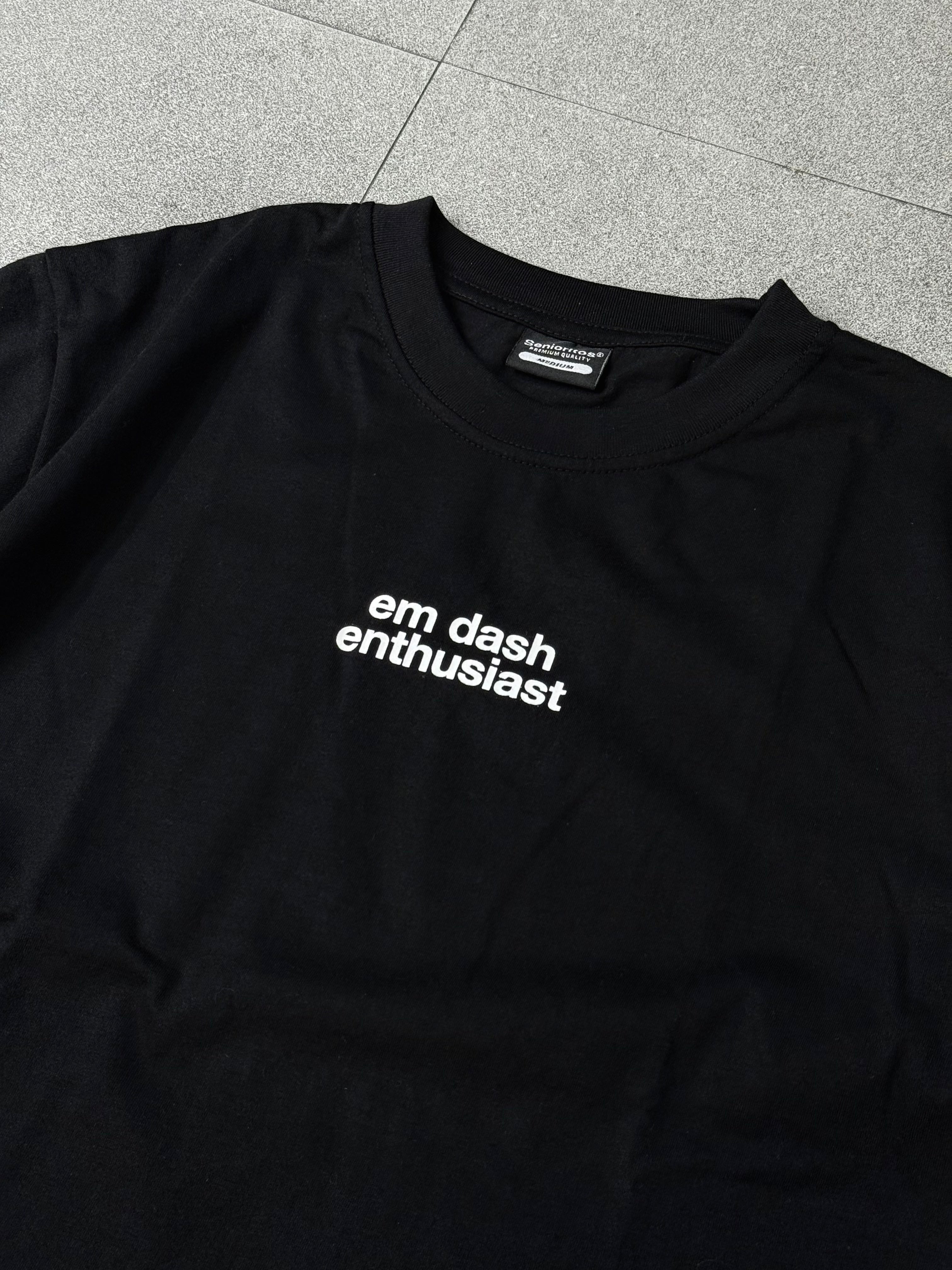 EM DASH ENTHUSIAST TEE | BLACK