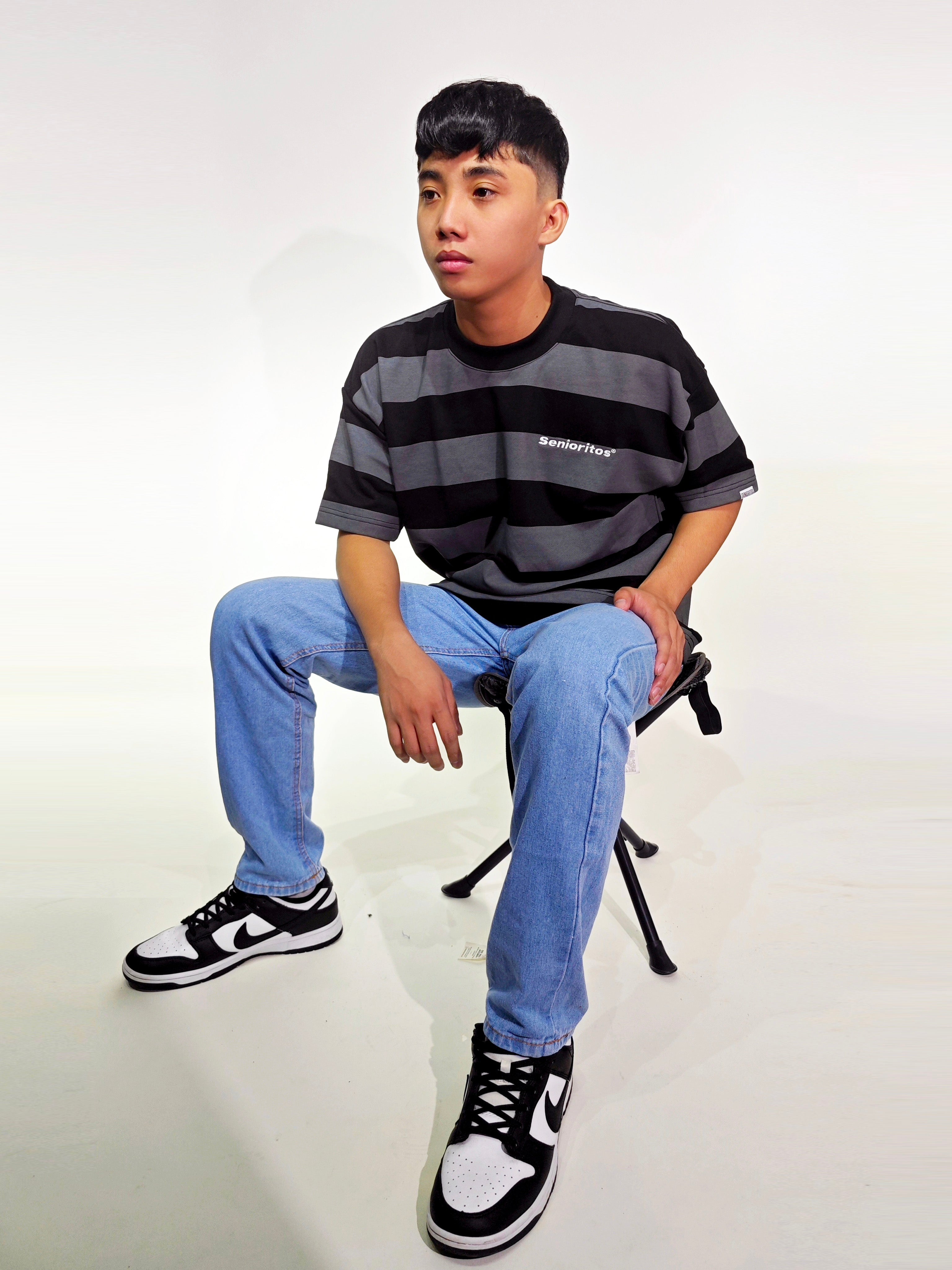 ITALIC STRIPES TEE (BOX FIT) | BLACK/GREY